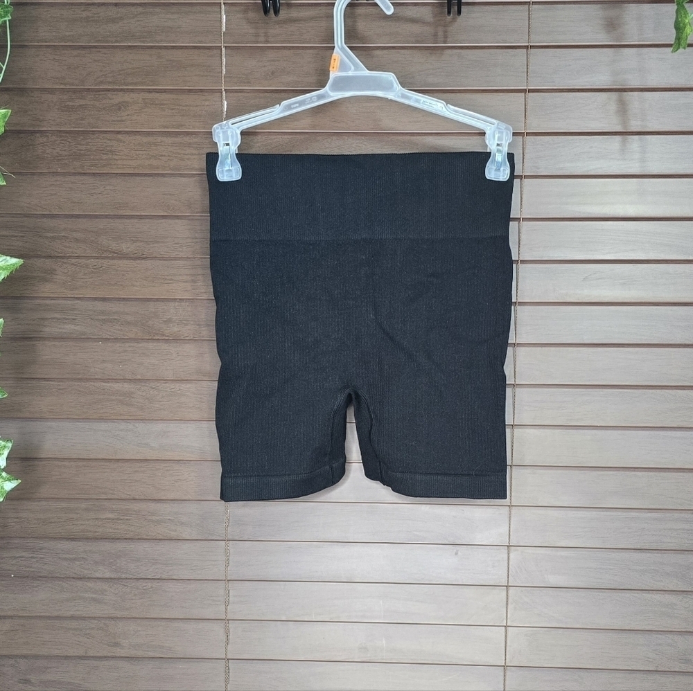 NWOT Hi Rise Ribbed Seamless Black Scrunch Butt Womens Workout Shorts Size Small